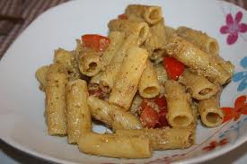 Maccheroni tonno pomodorini e pesto.